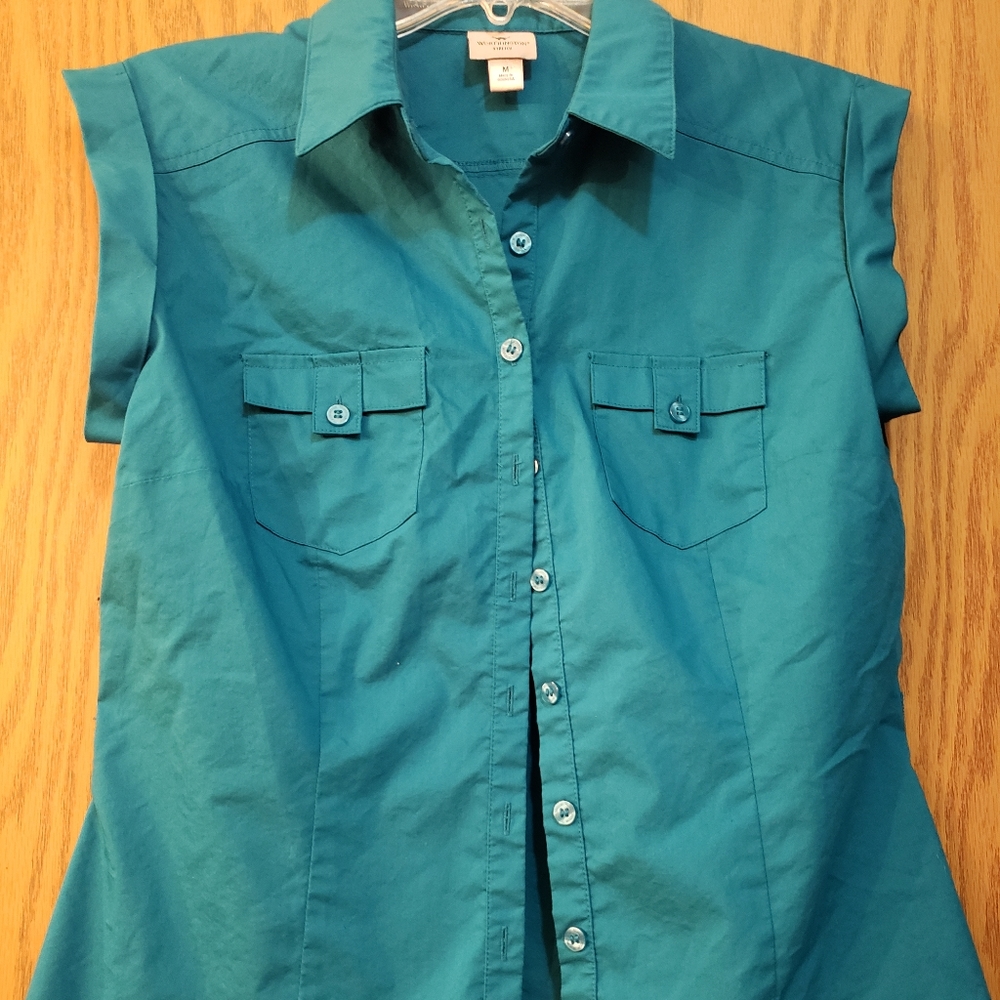 Pretty ladies, turquoise sleeveless button up summer blouse. Can be dressy.